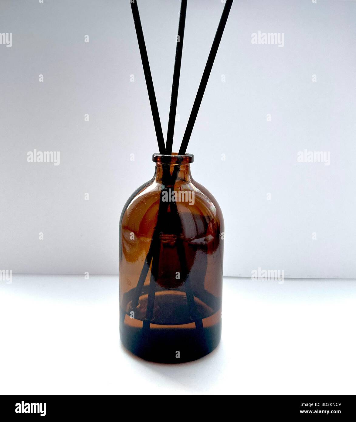 Diffuseur d'arôme de pot en verre avec des roseaux sur un fond blanc Banque D'Images