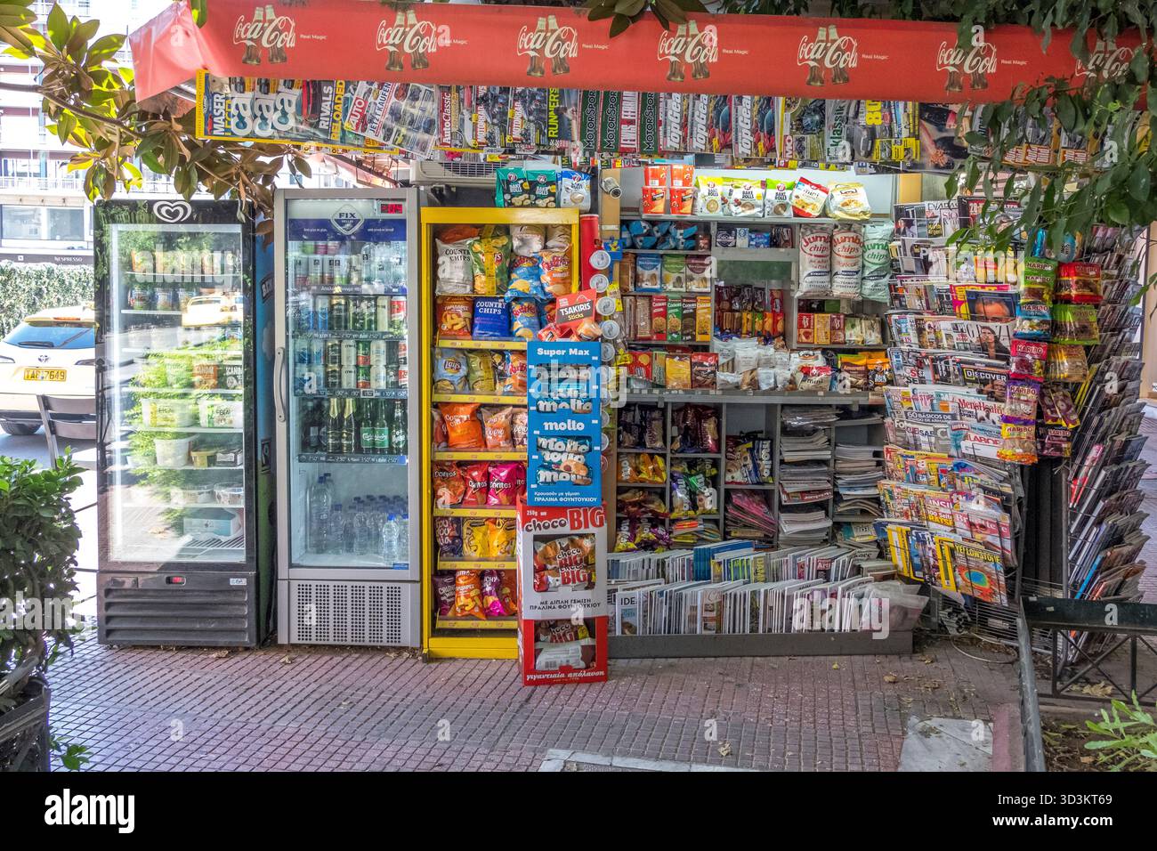 Kiosque sur une avenue centrale dans la ville d'Athènes Banque D'Images