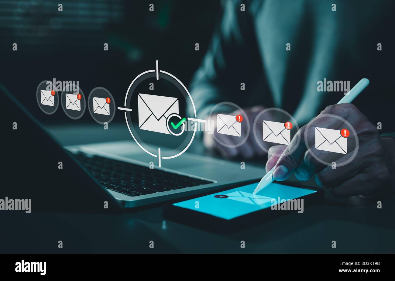 Concept de sécurité des e-mails et de protection contre le spam. Personne utilisant un smartphone avec des icônes de courrier vérifié et des enveloppes d'avertissement, représentent une communication sécurisée, Banque D'Images
