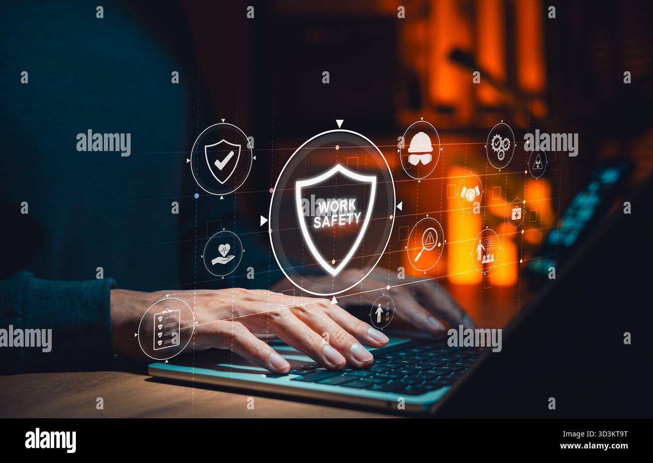 Concept de sécurité au travail et de santé au travail. Personne utilisant un ordinateur portable avec des icônes pour la protection, la gestion des risques, l'évaluation et les protocoles de sécurité Banque D'Images