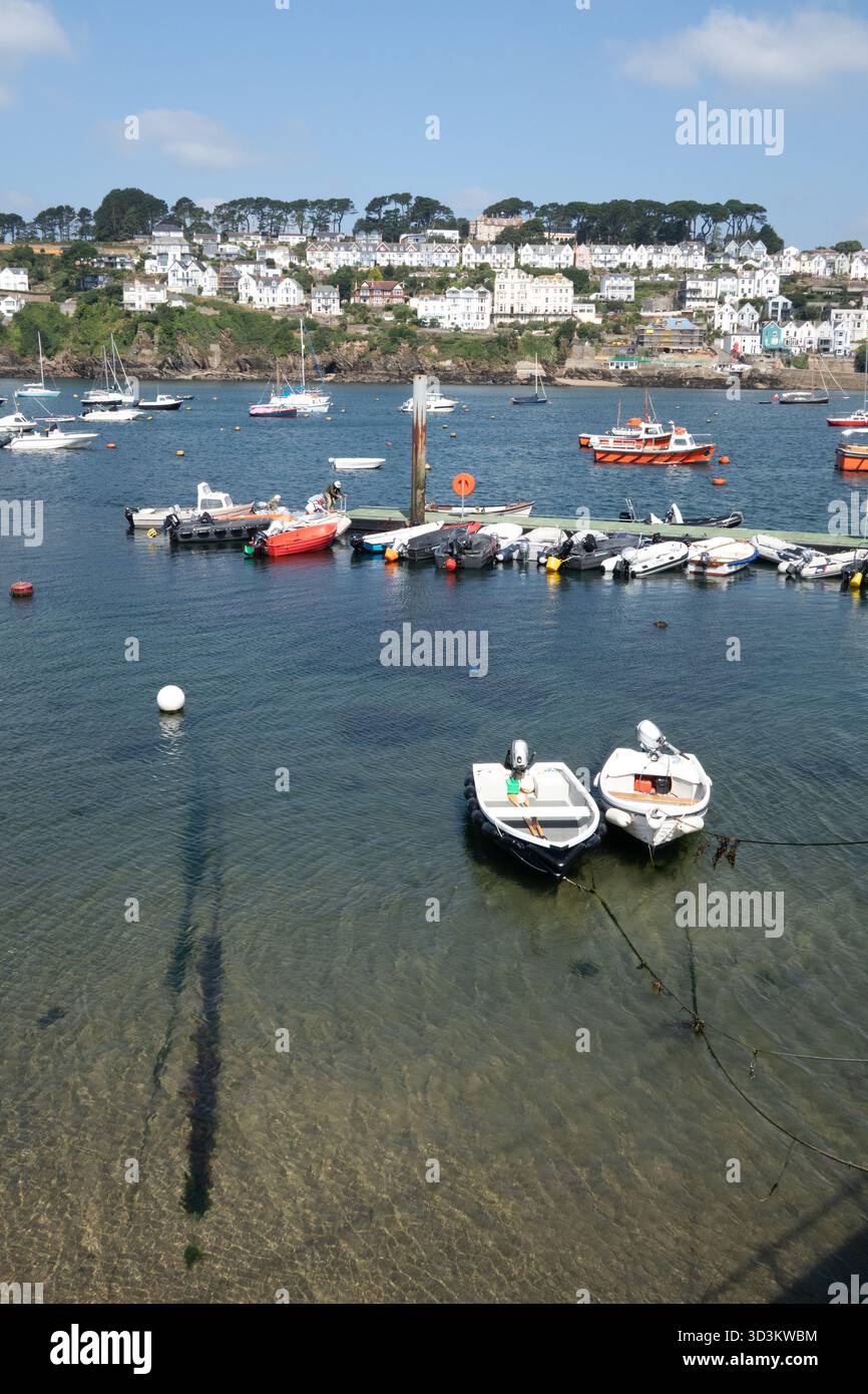 Bateaux dans l'estuaire de Fowey regardant vers Fowey depuis Poiruan Cornwall Angleterre Banque D'Images