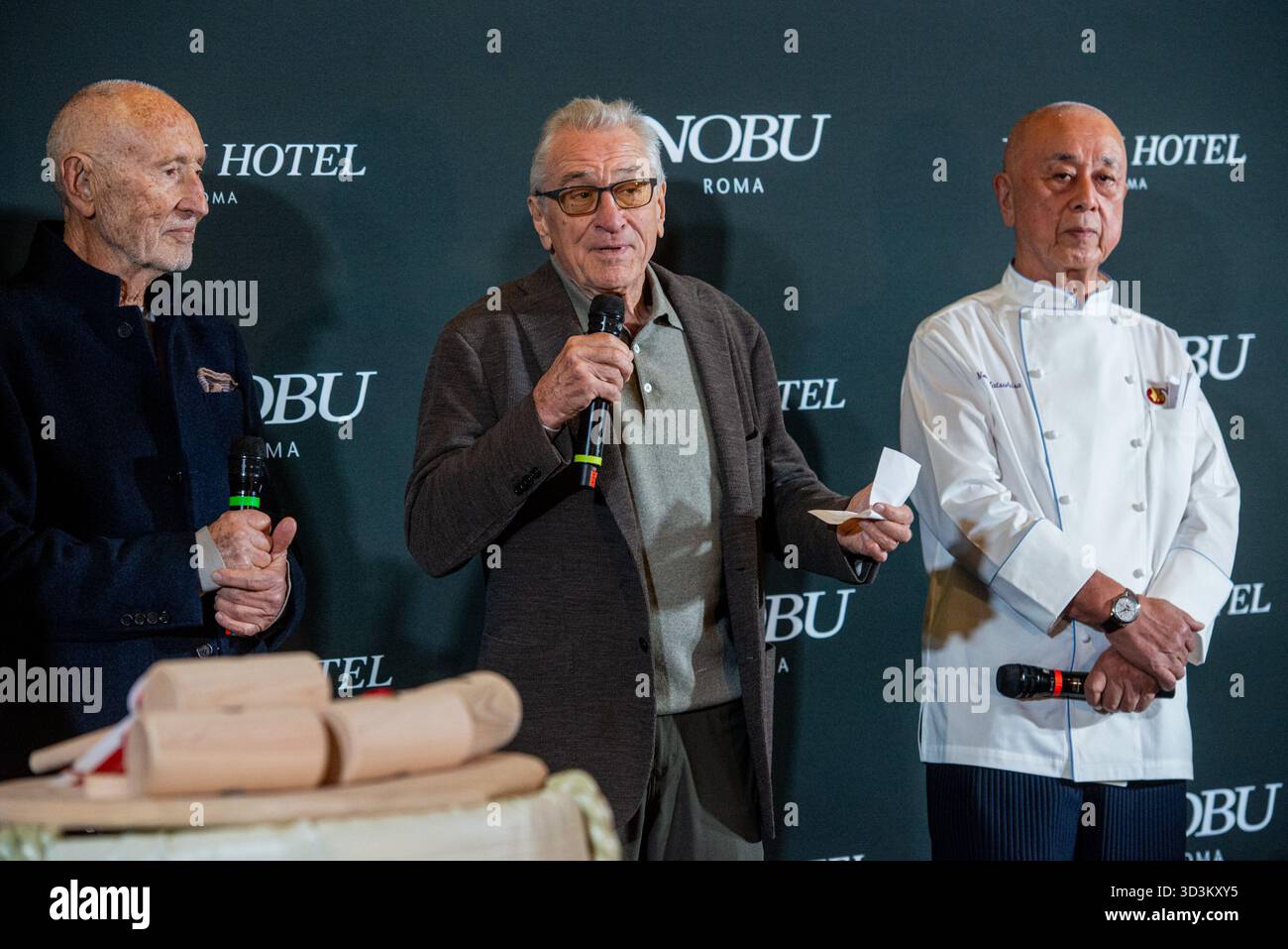 Roma, Italie. 06 novembre 2025. Sakè Ceremony all'inaugurazione del Nobu Hotel su via Veneto, Robert de Niro con Chef Nobu Matsuhisha, Meir Teper - Giovedì 6, novembre 2025. Actualités (photo de Valentina Stefanelli/Lapresse) cérémonie de Sakè lors de l'inauguration de l'hôtel Nobu sur la via Veneto, Robert de Niro avec Chef Nobu Matsuhisha, Meir Teper, - jeudi 6 novembre 2025. Actualités (photo de Valentina Stefanelli/Lapresse) crédit : LaPresse/Alamy Live News Banque D'Images