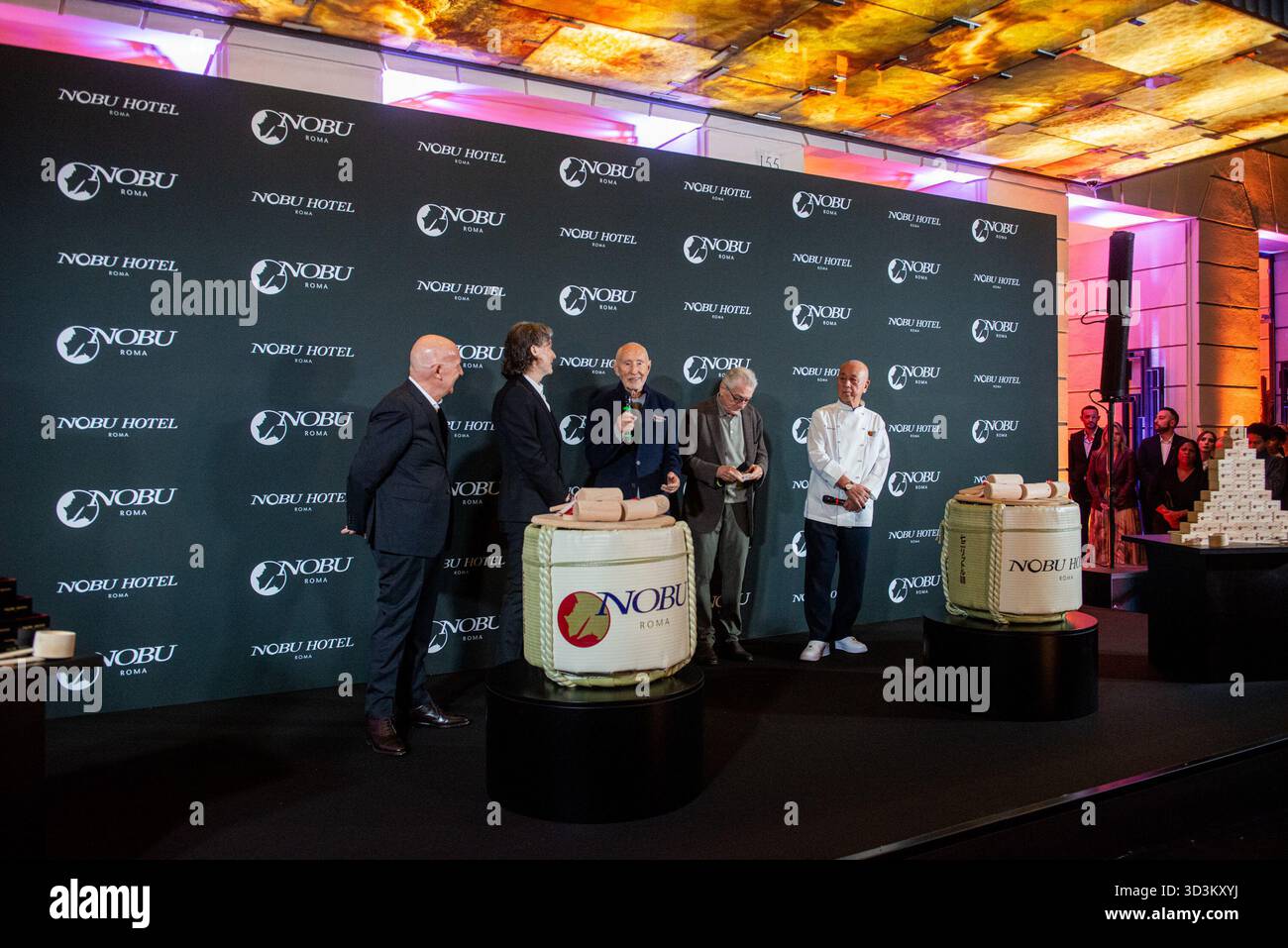 Roma, Italie. 06 novembre 2025. Sakè Ceremony all'inaugurazione del Nobu Hotel su via Veneto, Robert de Niro con Chef Nobu Matsuhisha, Carlo Acampora, Trevor Horwell, Meir Teper, - Giovedì 6, novembre 2025. Actualités (photo de Valentina Stefanelli/Lapresse) cérémonie de Sakè lors de l'inauguration de l'hôtel Nobu sur la via Veneto, Robert de Niro avec le chef Nobu Matsuhisha, Carlo Acampora, Trevor Horwell, Meir Teper, - jeudi, 6 novembre 2025. Actualités (photo de Valentina Stefanelli/Lapresse) crédit : LaPresse/Alamy Live News Banque D'Images