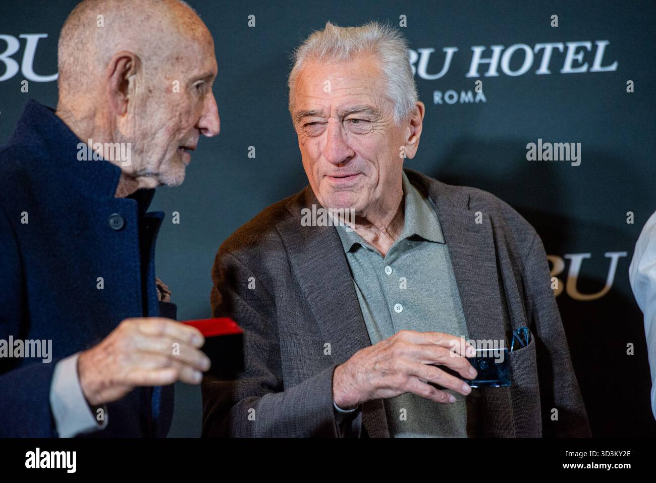 Roma, Italie. 06 novembre 2025. Sakè Ceremony all'inaugurazione del Nobu Hotel su via Veneto, Robert de Niro con Meir Teper, - Giovedì 6, novembre 2025. Actualités (photo de Valentina Stefanelli/Lapresse) cérémonie de Sakè lors de l'inauguration de l'hôtel Nobu sur la via Veneto, Robert de Niro avec Meir Teper, - jeudi 6 novembre 2025. Actualités (photo de Valentina Stefanelli/Lapresse) crédit : LaPresse/Alamy Live News Banque D'Images
