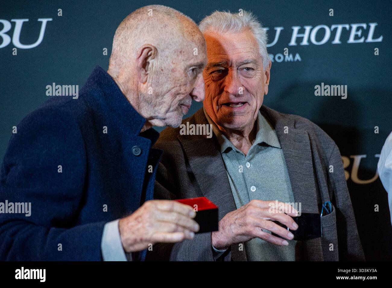 Roma, Italie. 06 novembre 2025. Sakè Ceremony all'inaugurazione del Nobu Hotel su via Veneto, Robert de Niro con Meir Teper, - Giovedì 6, novembre 2025. Actualités (photo de Valentina Stefanelli/Lapresse) cérémonie de Sakè lors de l'inauguration de l'hôtel Nobu sur la via Veneto, Robert de Niro avec Meir Teper, - jeudi 6 novembre 2025. Actualités (photo de Valentina Stefanelli/Lapresse) crédit : LaPresse/Alamy Live News Banque D'Images