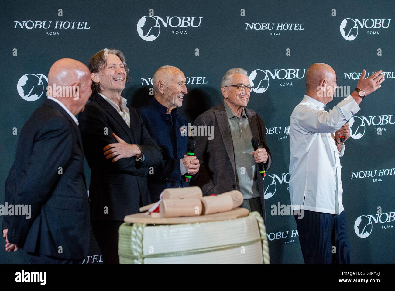 Roma, Italie. 06 novembre 2025. Sakè Ceremony all'inaugurazione del Nobu Hotel su via Veneto, Robert de Niro con Chef Nobu Matsuhisha, Carlo Acampora, Trevor Horwell, Meir Teper, - Giovedì 6, novembre 2025. Actualités (photo de Valentina Stefanelli/Lapresse) cérémonie de Sakè lors de l'inauguration de l'hôtel Nobu sur la via Veneto, Robert de Niro avec le chef Nobu Matsuhisha, Carlo Acampora, Trevor Horwell, Meir Teper, - jeudi, 6 novembre 2025. Actualités (photo de Valentina Stefanelli/Lapresse) crédit : LaPresse/Alamy Live News Banque D'Images