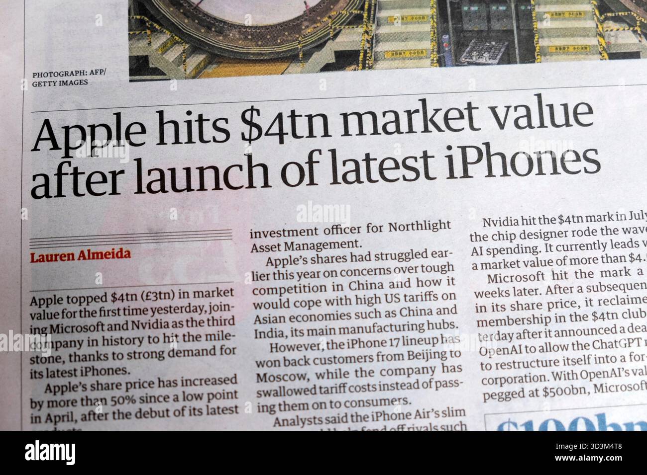 « Apple atteint une valeur marchande de 4tn $ après le lancement des derniers iPhones » journal Guardian article de presse financière octobre 2025 Londres Royaume-Uni Grande-Bretagne Banque D'Images
