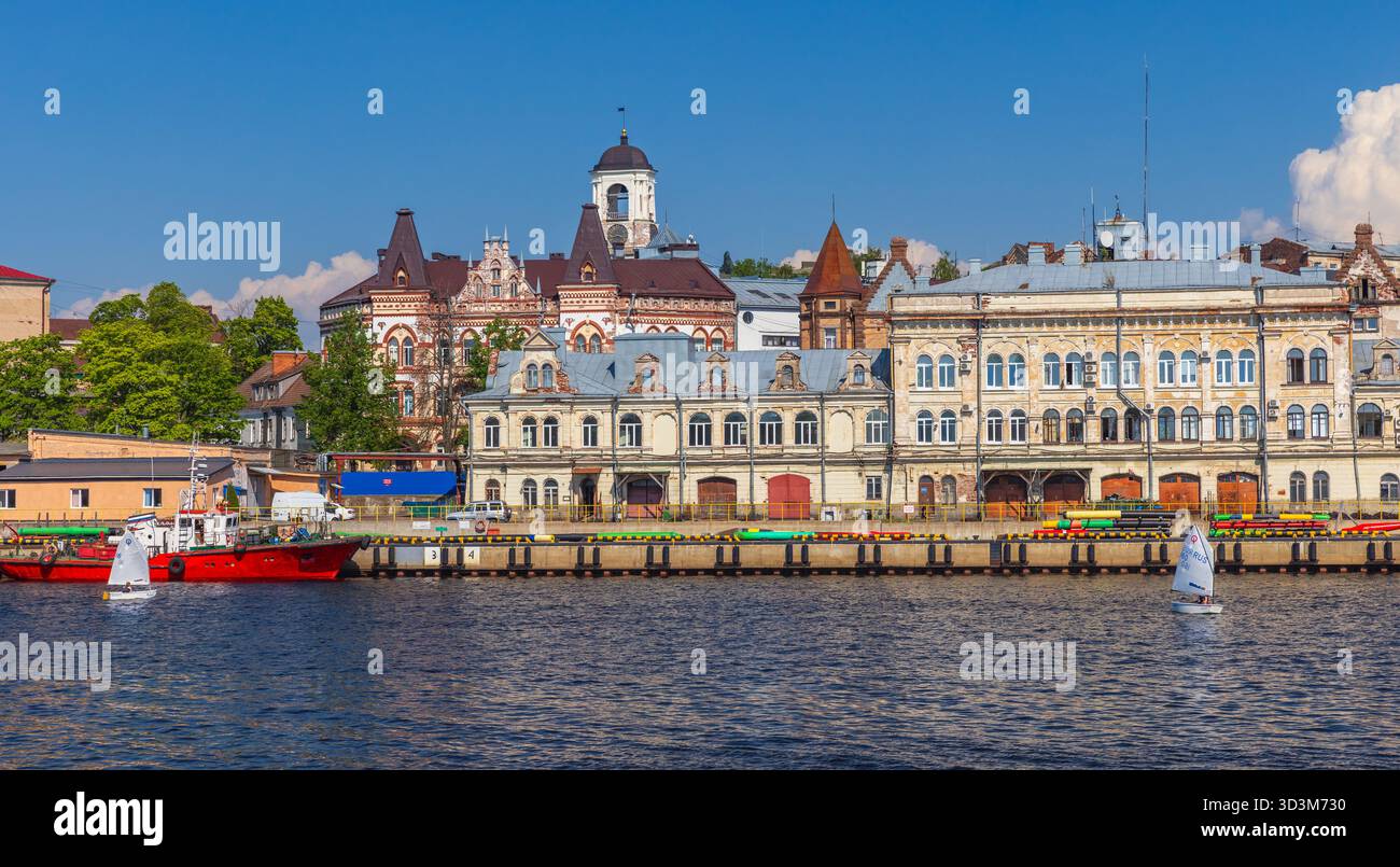 Vyborg, Russie - 27 mai 2024 : vue sur la mer du port sud de la baie de Vyborg, photo panoramique prise un jour de printemps ensoleillé Banque D'Images