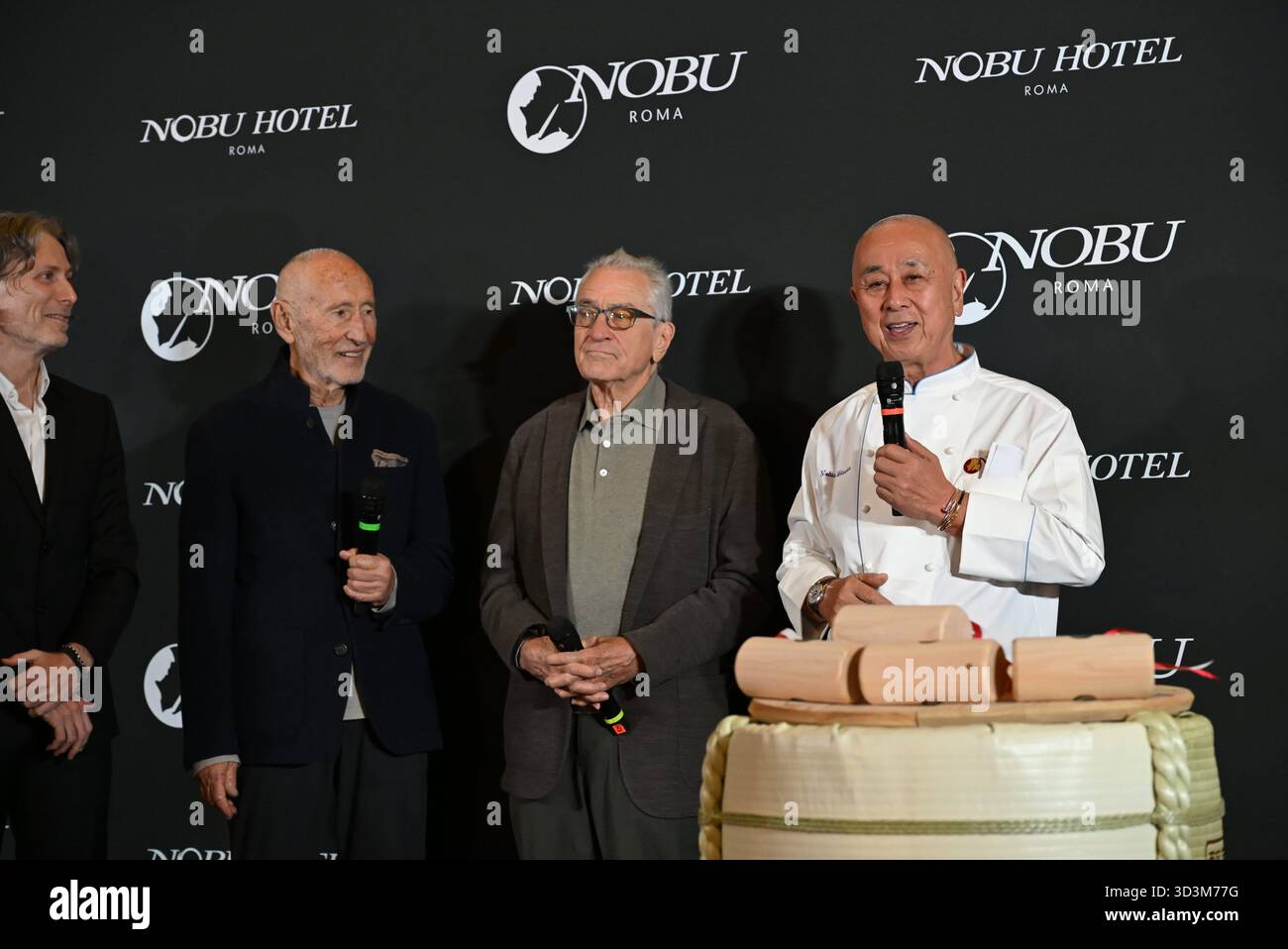 Rome : via Veneto. Ouverture de l'hôtel Nobu, cérémonie du saké. Photo : Meir Teper, Robert de Niro, Nobu Matsuhisa Banque D'Images