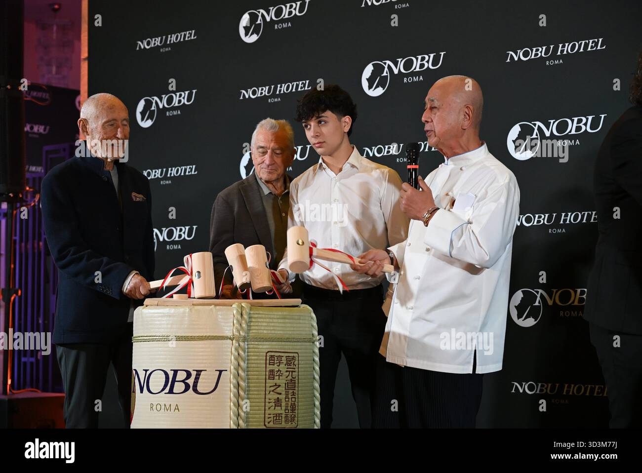 Rome : via Veneto. Ouverture de l'hôtel Nobu, cérémonie du saké. Photo : Meir Teper, Robert de Niro, Alessandro Acampora, Nobu Matsuhisa Banque D'Images