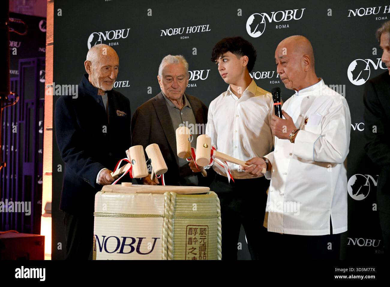Rome : via Veneto. Ouverture de l'hôtel Nobu, cérémonie du saké. Photo : Meir Teper, Robert de Niro, Alessandro Acampora, Nobu Matsuhisa Banque D'Images