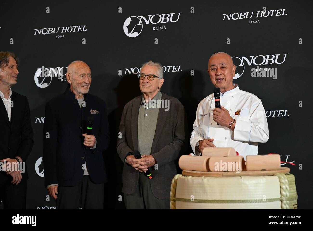 Rome : via Veneto. Ouverture de l'hôtel Nobu, cérémonie du saké. Photo : Meir Teper, Robert de Niro, Nobu Matsuhisa Banque D'Images