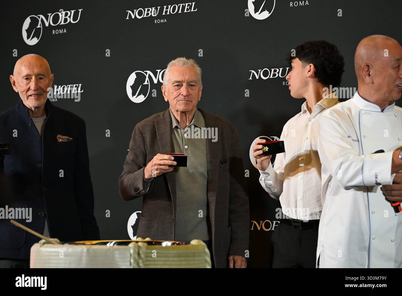 Rome : via Veneto. Ouverture de l'hôtel Nobu, cérémonie du saké. Photo : Meir Teper, Robert de Niro, Carlo Acampora, Nobu Matsuhisa Banque D'Images