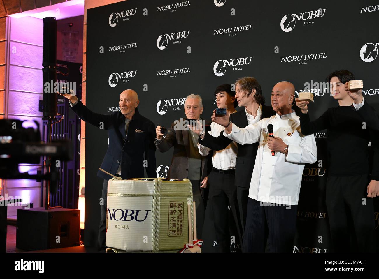 Rome : via Veneto. Ouverture de l'hôtel Nobu, cérémonie du saké. Photo : Meir Teper, Robert de Niro, Alessandro Acampora, Carlo Acampora, Nobu Matsuhisa Banque D'Images