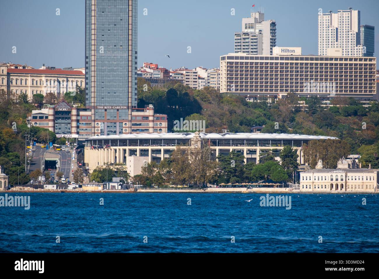 Istanbul, Turquie, 20 octobre 2025 ; la tour des hôtels Ritz-Carlton et Hilton au-dessus de Dolmabahçe et le front de mer de Beşiktaş avec Vodafone Arena visible Banque D'Images