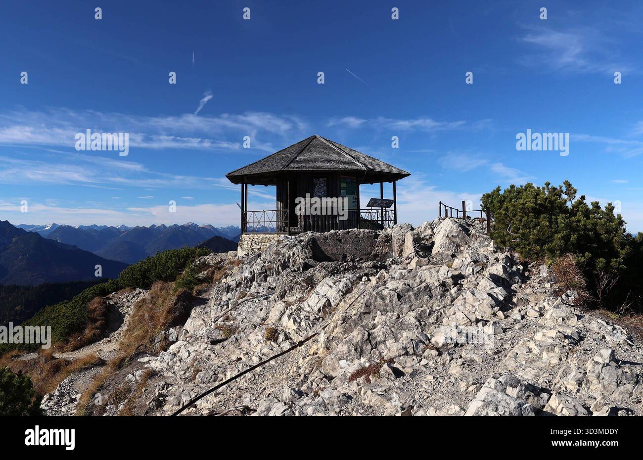 Ein Herbsttag am Herzogstand hoch über dem Walchensee Landkreis Bad Tölz-Wolfratshausen hier der Blick auf den Pavillion am oberen Teil des Gipfel ,wandern, Bergsteigen, Ausblick, Panorama, Tourismus, Münchner Wanderberge, Tagesausflug, Wandertipp, Tagesausflug, Münchner Hausberge *** un jour d'automne à la Herzogstand au-dessus du Walchensee dans le quartier de Bad Tölz Wolfratshausen Voici la vue du pavillon sur la partie supérieure du sommet, randonnée, alpinisme, vue, panorama, tourisme, Munich randonnée dans les montagnes, excursion d'une journée, conseil de randonnée, excursion d'une journée, Munich montagnes locales Banque D'Images