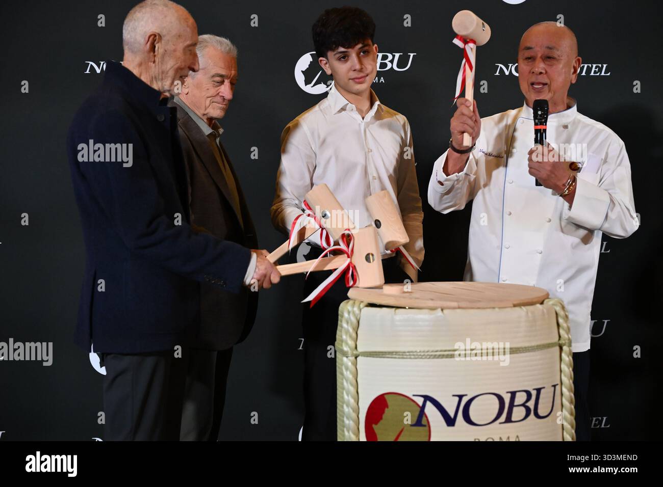 Meir Teper, Robert de Niro, un invité, et Nobu Matsuhisa assistent à l'ouverture de l'hôtel Nobu à l'hôtel Nobu Rome le 6 novembre 2025 à Rome, Italie Banque D'Images
