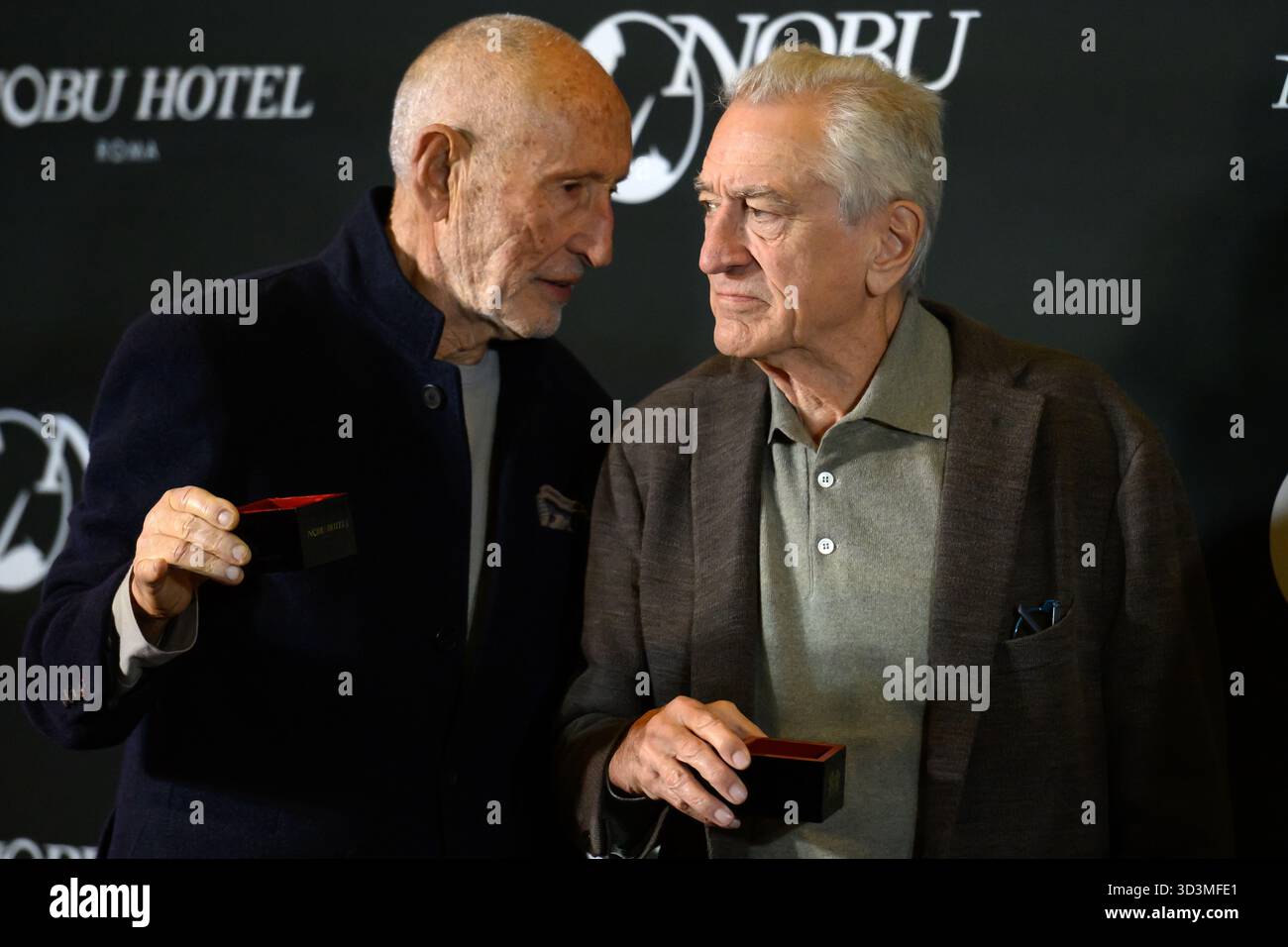 Rome, Italie. 06 novembre 2025. Le producteur et homme d'affaires Meir Teper et l'acteur Robert de Niro assistent à la cérémonie du saké pour l'ouverture de l'hôtel Nobu de la via Veneto à Rome (Italie), le 6 novembre 2025. Crédit : Insidefoto/Alamy Live News Banque D'Images