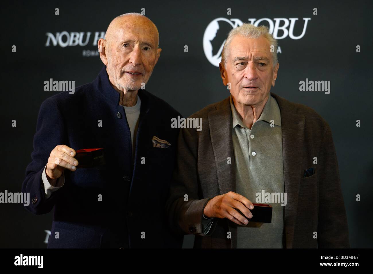 Rome, Italie. 06 novembre 2025. Le producteur et homme d'affaires Meir Teper et l'acteur Robert de Niro assistent à la cérémonie du saké pour l'ouverture de l'hôtel Nobu de la via Veneto à Rome (Italie), le 6 novembre 2025. Crédit : Insidefoto/Alamy Live News Banque D'Images