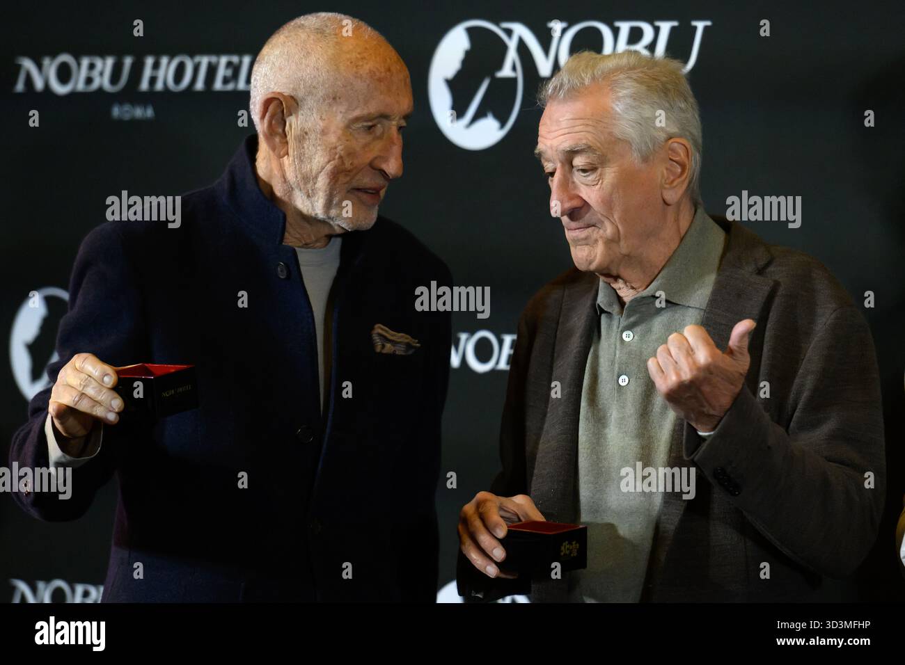 Rome, Italie. 06 novembre 2025. Le producteur et homme d'affaires Meir Teper et l'acteur Robert de Niro assistent à la cérémonie du saké pour l'ouverture de l'hôtel Nobu de la via Veneto à Rome (Italie), le 6 novembre 2025. Crédit : Insidefoto/Alamy Live News Banque D'Images