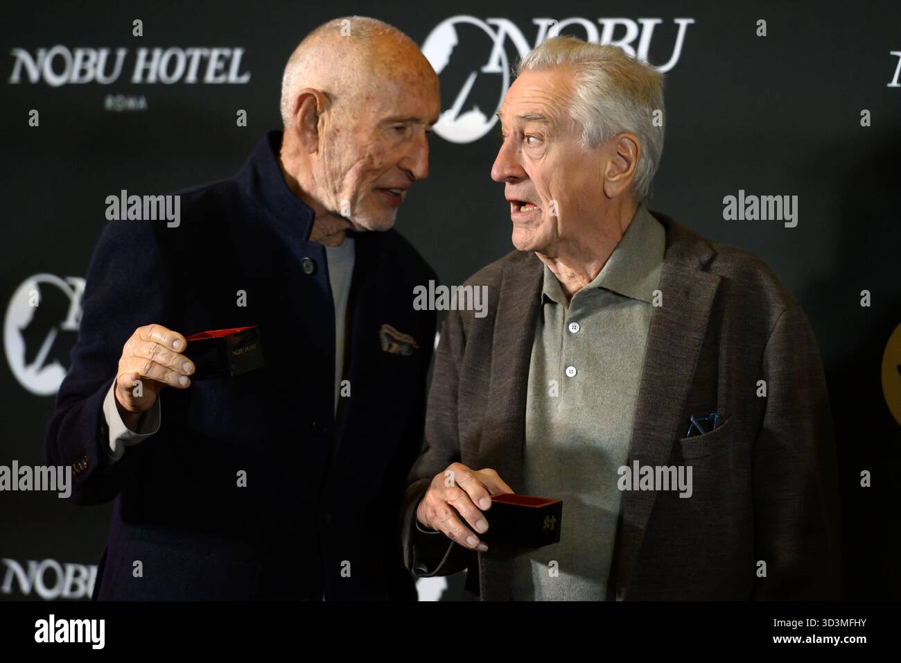 Rome, Italie. 06 novembre 2025. Le producteur et homme d'affaires Meir Teper et l'acteur Robert de Niro assistent à la cérémonie du saké pour l'ouverture de l'hôtel Nobu de la via Veneto à Rome (Italie), le 6 novembre 2025. Crédit : Insidefoto/Alamy Live News Banque D'Images