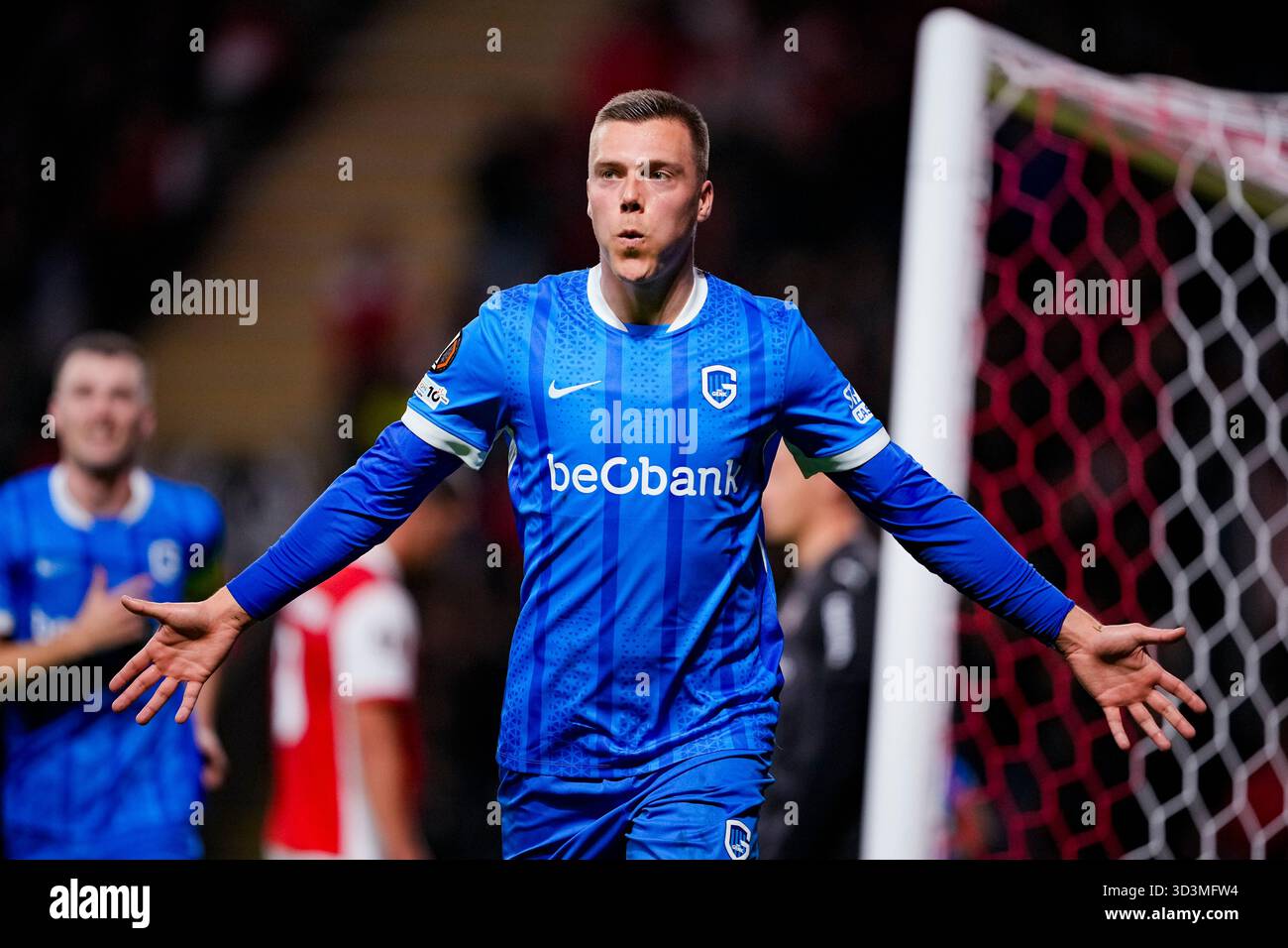 Braga, Portugal - 6 novembre : Daan Heymans de KRC Genk marque le premier but de l’équipe lors du match MD4 de l’UEFA Europa League 2025/26 League phase entre SC Braga et KRC Genk au Estádio Municipal de Braga le 6 novembre 2025 à Braga, Portugal. Banque D'Images