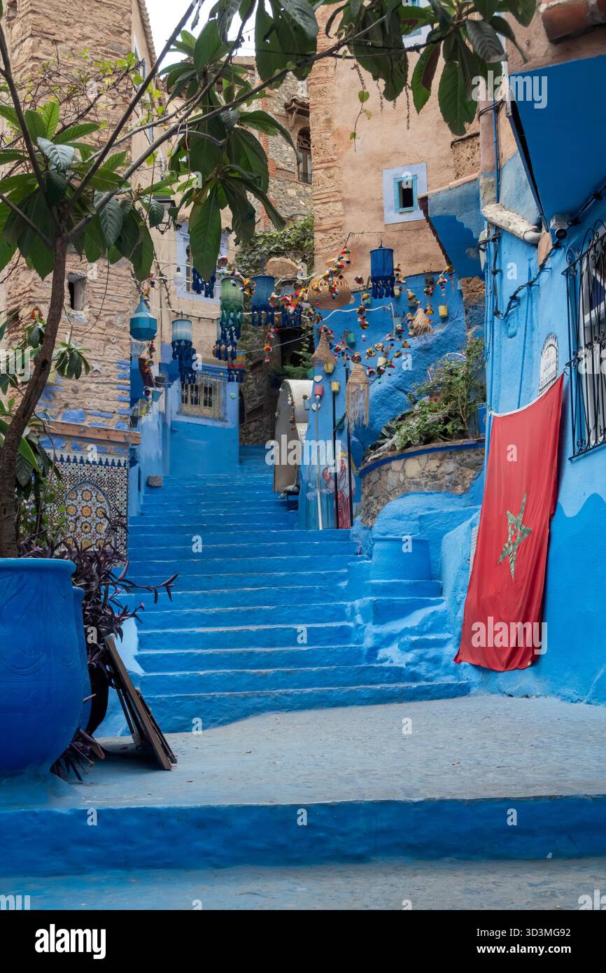 Chefchaouen, Maroc-26 octobre 2025 : escalier emblématique de Chefchaouen, peint dans des tons de bleu. Lampes et décorations marocaines accrochées au-dessus des marches, Banque D'Images