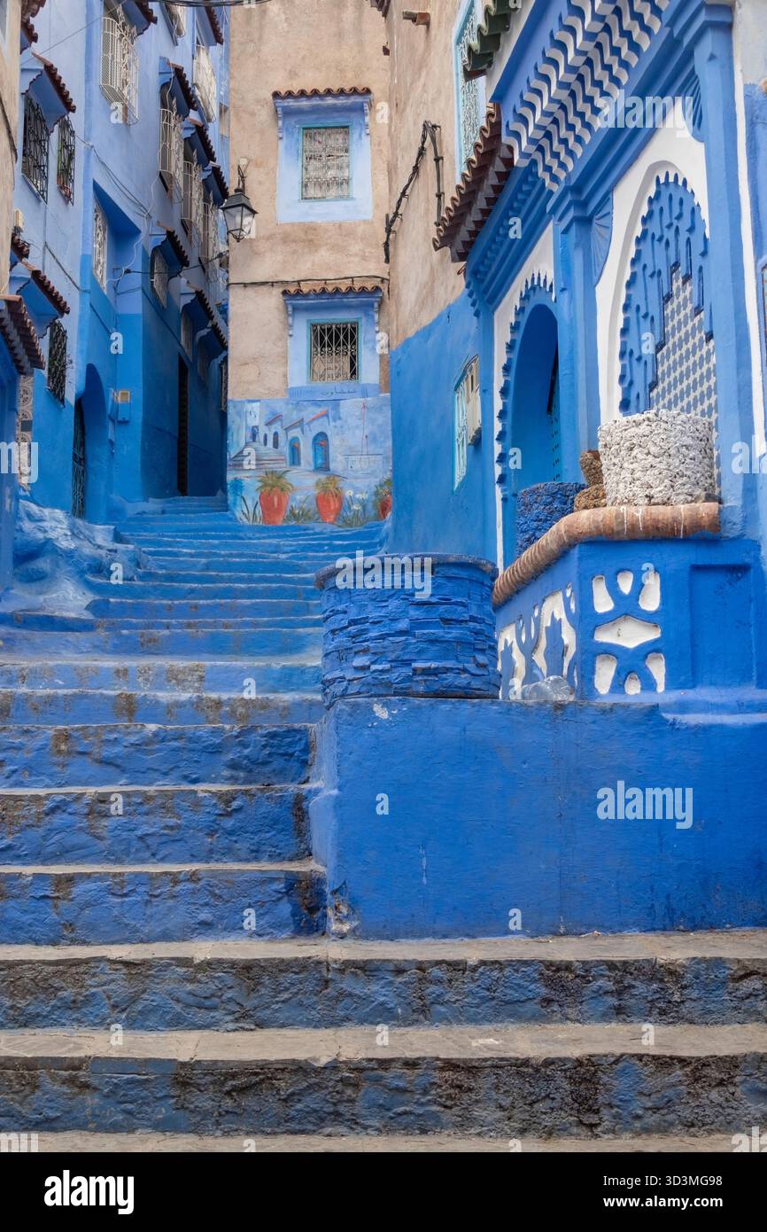 Une vue captivante sur les rues pittoresques et étroites de Chefchaouen, Maroc. Les bâtiments emblématiques sont baignés de superbes nuances de bleu et de blanc, s. Banque D'Images