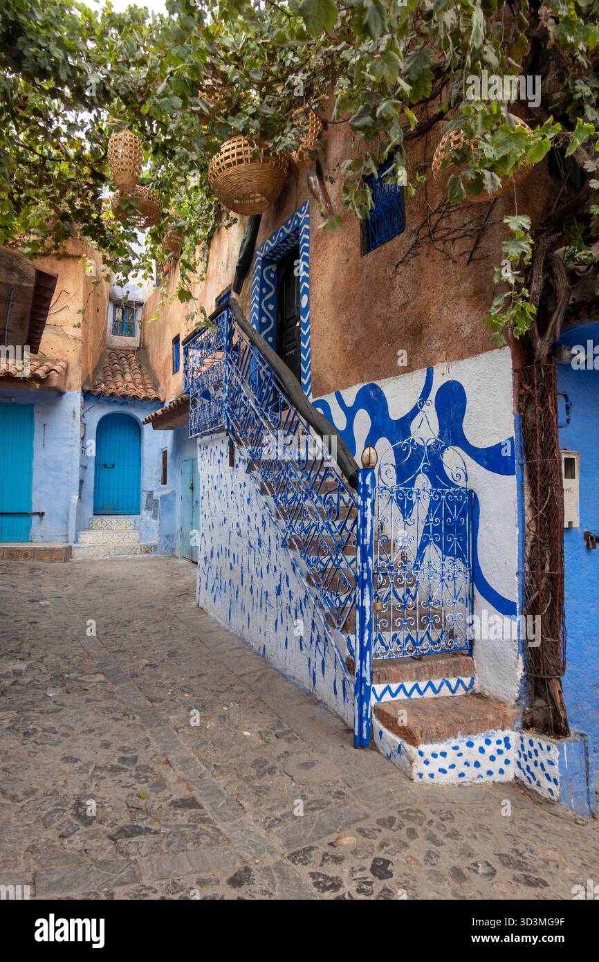 Une vue captivante sur les rues pittoresques et étroites de Chefchaouen, Maroc. Les bâtiments emblématiques sont baignés de superbes nuances de bleu et de blanc, s. Banque D'Images