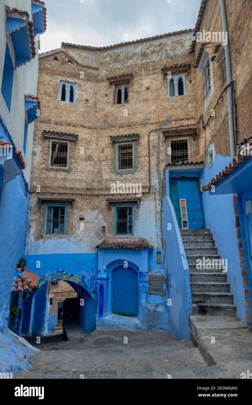 Une vue captivante sur les rues pittoresques et étroites de Chefchaouen, Maroc. Les bâtiments emblématiques sont baignés de superbes nuances de bleu et de blanc, s. Banque D'Images