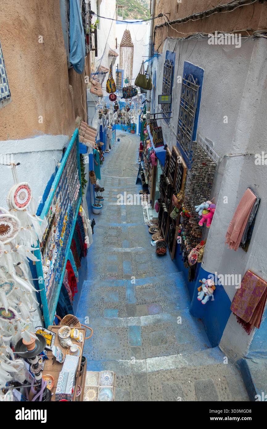 Ruelle bleue et blanche à Chefchaouen, au Maroc, est fortement décorée. De nombreux attrapeurs de rêves blancs et des lanternes marocaines colorées pendent au-dessus de vous, de la créatine Banque D'Images