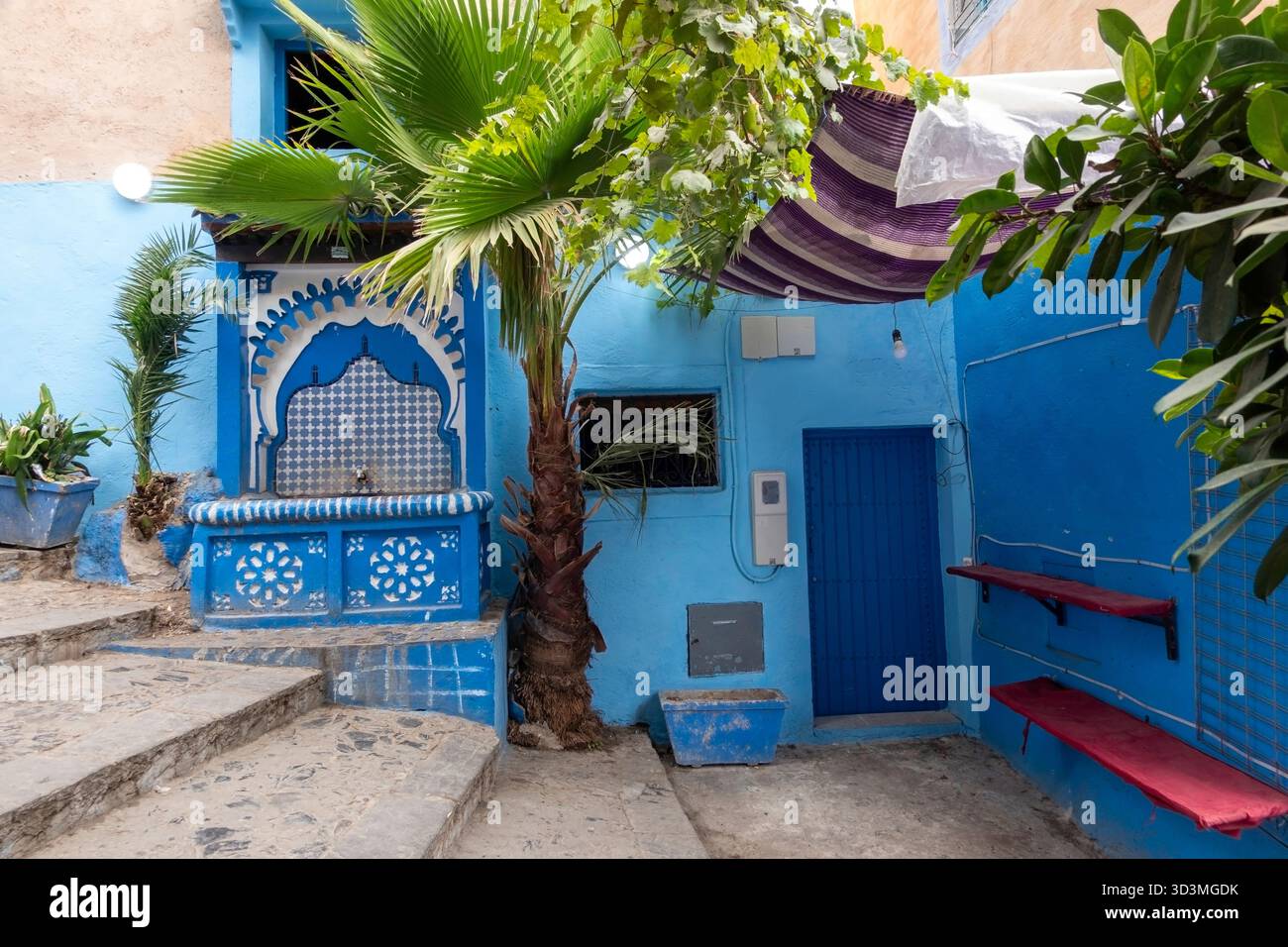 Une vue captivante sur les rues pittoresques et étroites de Chefchaouen, Maroc. Les bâtiments emblématiques sont baignés de superbes nuances de bleu et de blanc, s. Banque D'Images