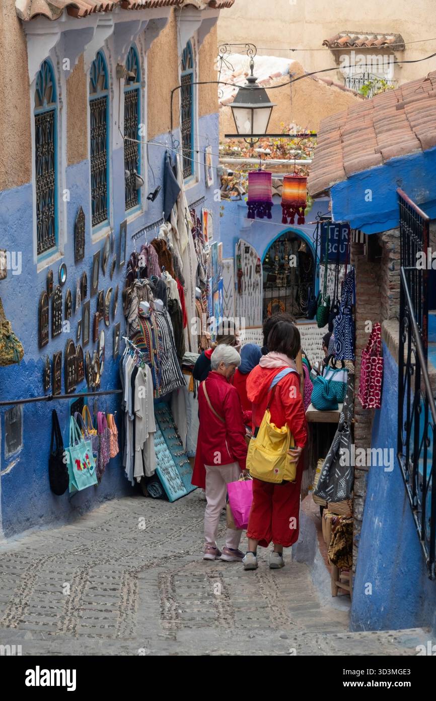 Chefchaouen, Maroc - 26 octobre 2025 : une vue captivante sur les rues pittoresques et étroites de Chefchaouen, Maroc. Banque D'Images