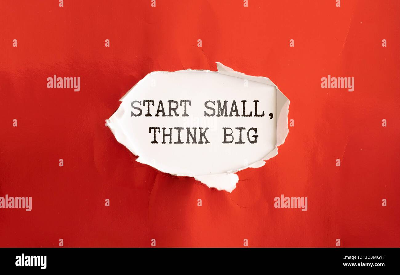 Blocs en bois avec les mots 'START SMALL THINK BIG Banque D'Images