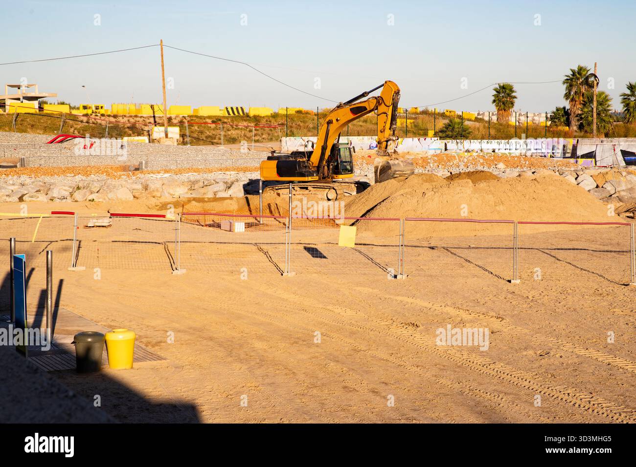 Travaux d'excavation et de préparation des bâtiments en cours. Excavatrice jaune travaillant, Barcelone Espagne 27.10.2025 Banque D'Images