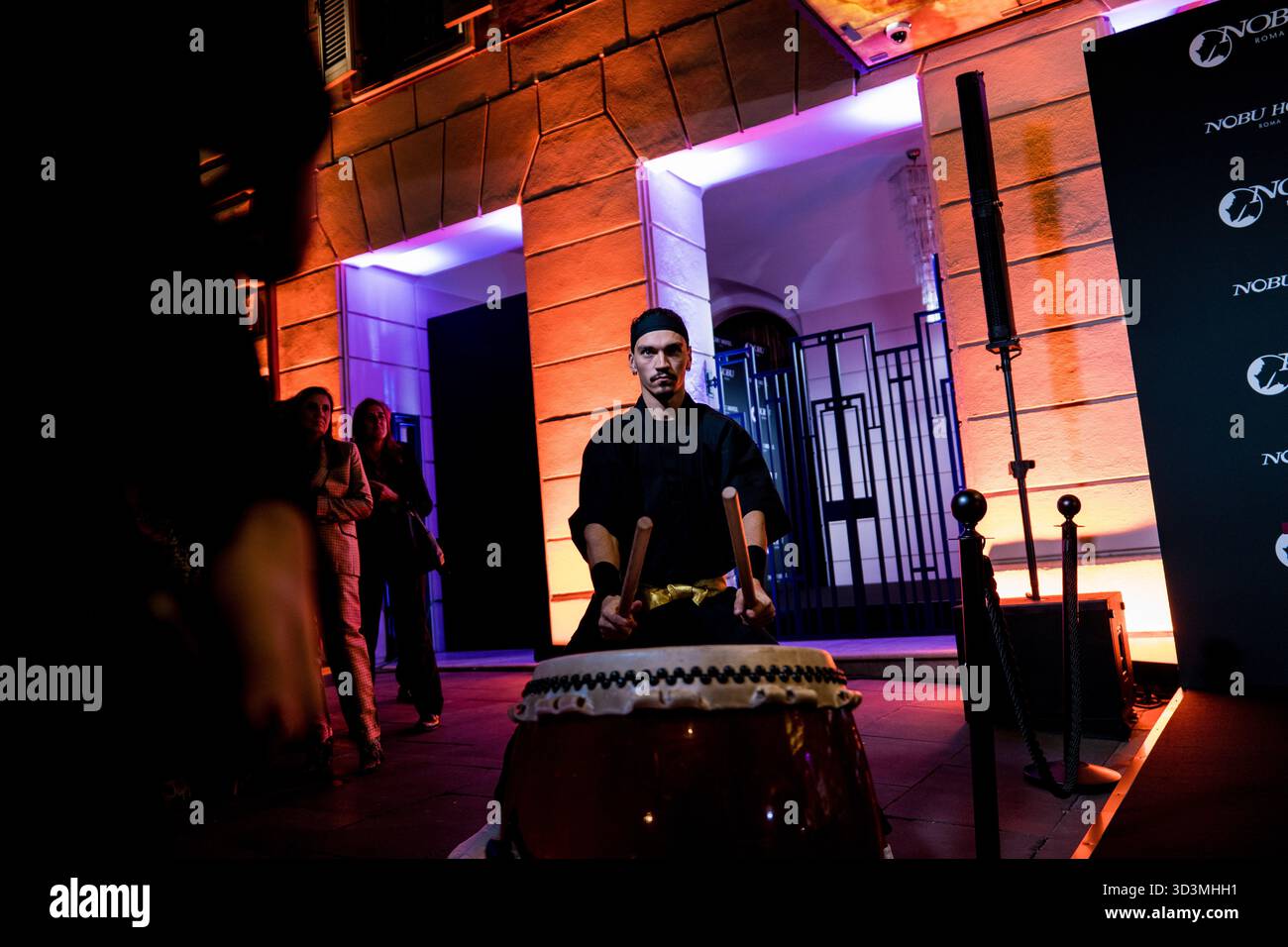 ROME, ITALIE - 06 NOVEMBRE : Robert de Niro, Chef Nobu Matsuhisa et Meir Teper assistent à la cérémonie Sakè à l'hôtel Nobu le 06 novembre 2025 à Rome, Ita Banque D'Images