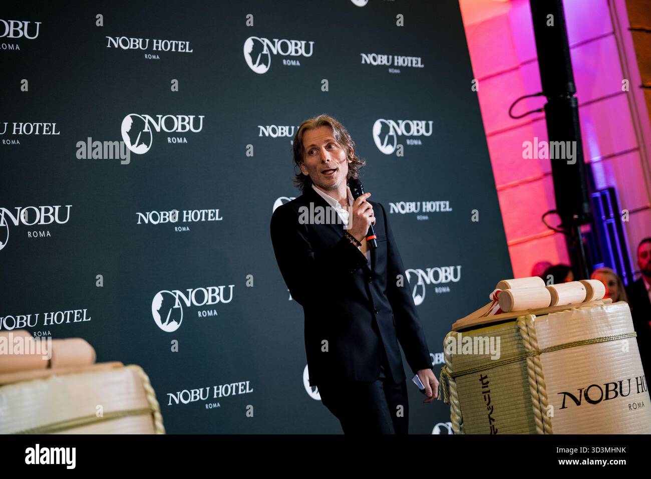 ROME, ITALIE - 06 NOVEMBRE : Robert de Niro, Chef Nobu Matsuhisa et Meir Teper assistent à la cérémonie Sakè à l'hôtel Nobu le 06 novembre 2025 à Rome, Ita Banque D'Images