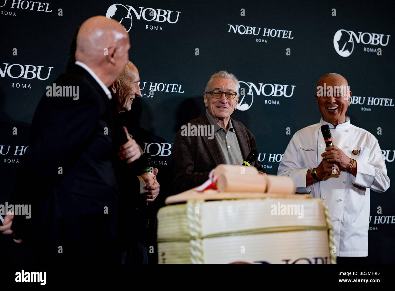 ROME, ITALIE - 06 NOVEMBRE : Robert de Niro, Chef Nobu Matsuhisa et Meir Teper assistent à la cérémonie Sakè à l'hôtel Nobu le 06 novembre 2025 à Rome, Ita Banque D'Images