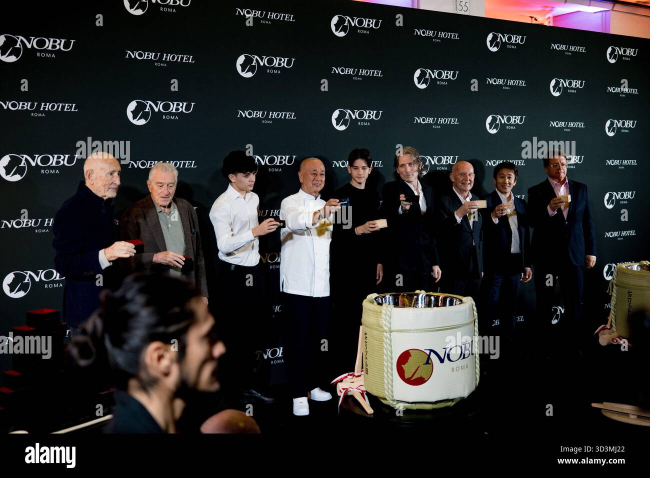 ROME, ITALIE - 06 NOVEMBRE : Robert de Niro, Chef Nobu Matsuhisa et Meir Teper assistent à la cérémonie Sakè à l'hôtel Nobu le 06 novembre 2025 à Rome, Ita Banque D'Images