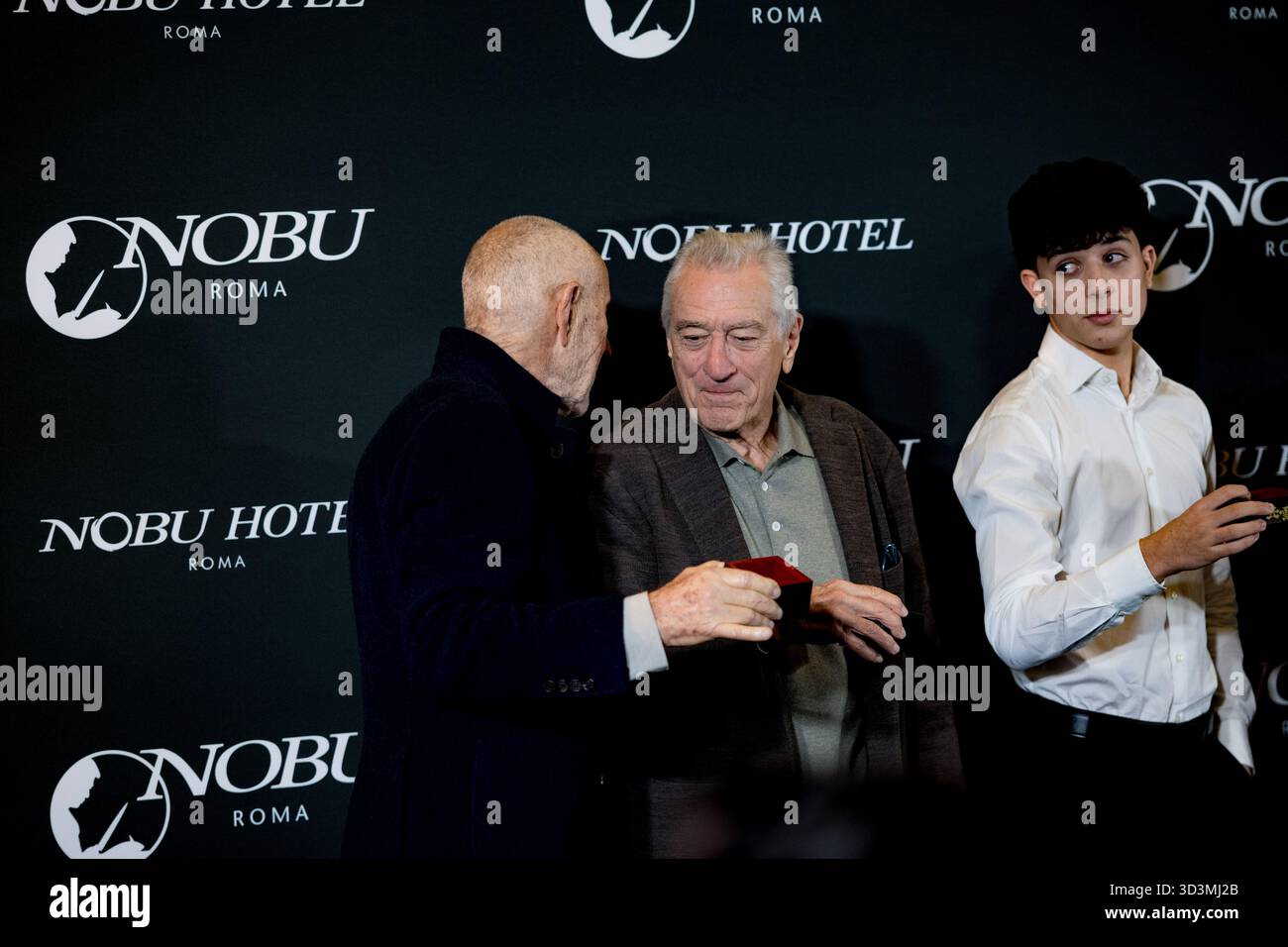 ROME, ITALIE - 06 NOVEMBRE : Robert de Niro, Chef Nobu Matsuhisa et Meir Teper assistent à la cérémonie Sakè à l'hôtel Nobu le 06 novembre 2025 à Rome, Ita Banque D'Images