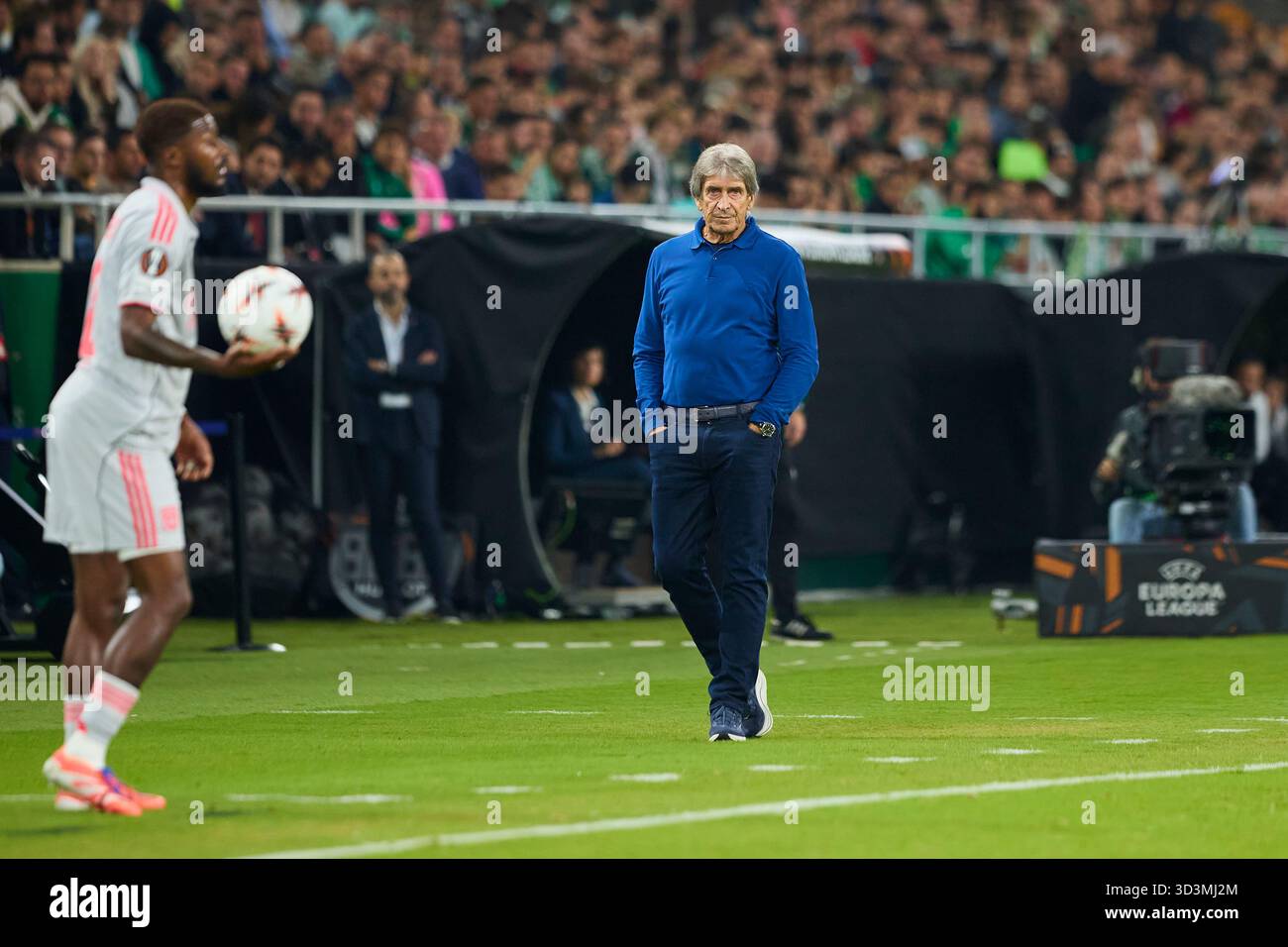 Sevilla, Espagne. 06 novembre 2025. SÉVILLE, ESPAGNE - 06 NOVEMBRE : Manuel Pellegrini, entraîneur-chef du Real Betis, se penche sur le match de l'UEFA Europa League 2025/26 phase MD4 entre le Real Betis Balompie et l'Olympique Lyonnais à la Cartuja de Sevilla le 06 novembre 2025 à Séville, Espagne. (Photo de Gabriel Colchero/photo Players images/Magara Press) crédit : Magara Press SL/Alamy Live News Banque D'Images