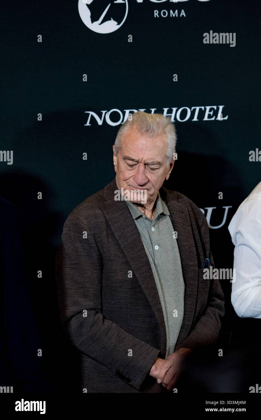 ROME, ITALIE - 06 NOVEMBRE : Robert de Niro, Chef Nobu Matsuhisa et Meir Teper assistent à la cérémonie Sakè à l'hôtel Nobu le 06 novembre 2025 à Rome, Ita Banque D'Images