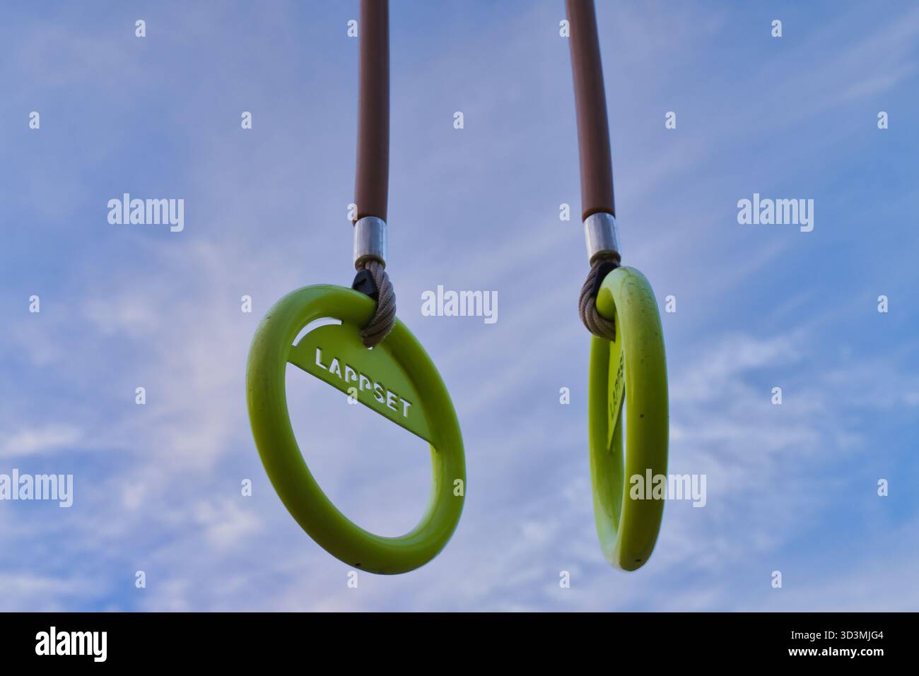 Équipements d'entraînement d'anneaux de gymnastique en plein air, barres d'entraînement de fitness au parc sportif, concept d'exercice de style de vie actif sain, str de fitness extérieur moderne Banque D'Images