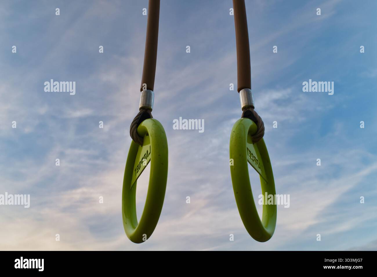Équipements d'entraînement d'anneaux de gymnastique en plein air, barres d'entraînement de fitness au parc sportif, concept d'exercice de style de vie actif sain, str de fitness extérieur moderne Banque D'Images