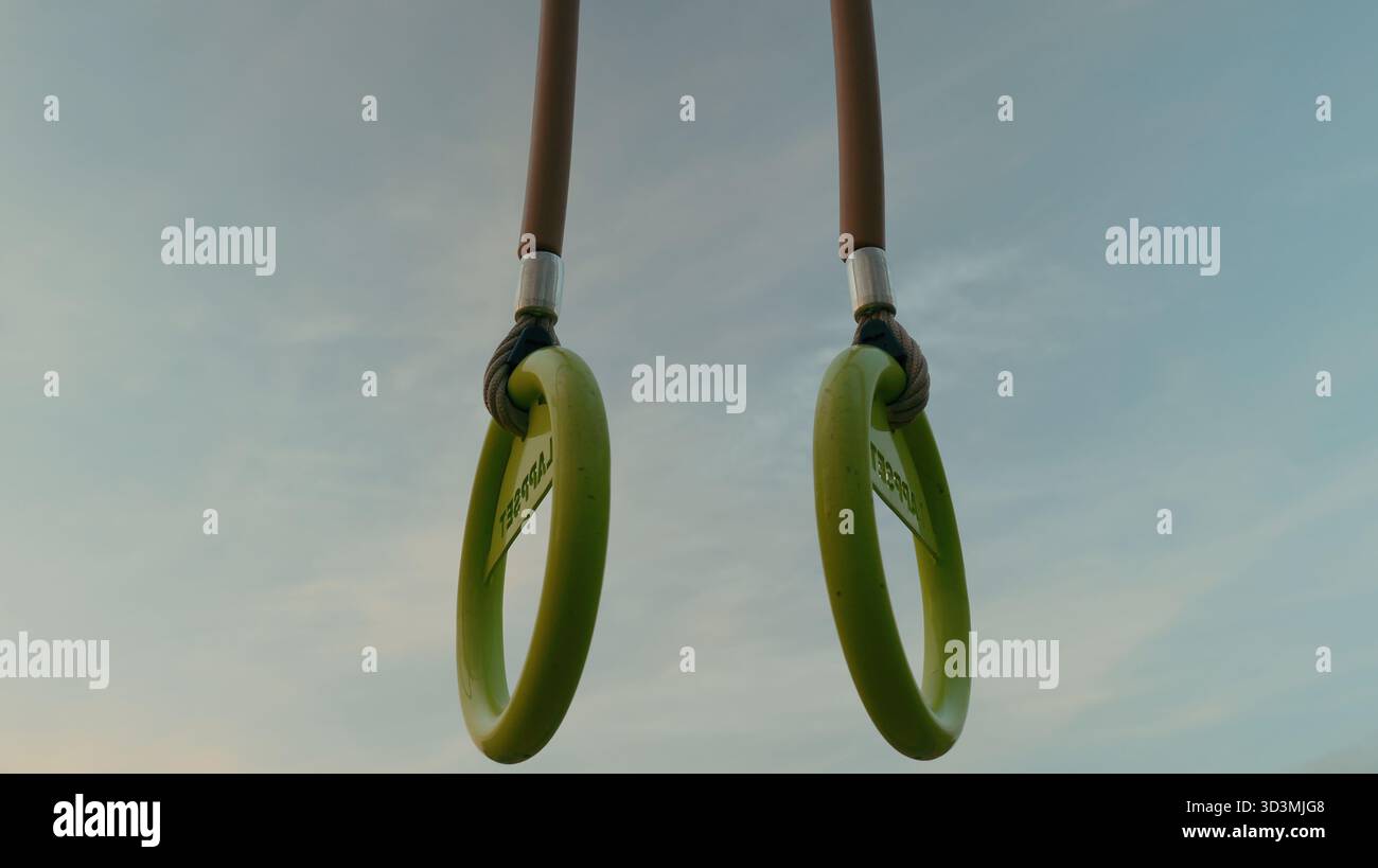 Équipements d'entraînement d'anneaux de gymnastique en plein air, barres d'entraînement de fitness au parc sportif, concept d'exercice de style de vie actif sain, str de fitness extérieur moderne Banque D'Images