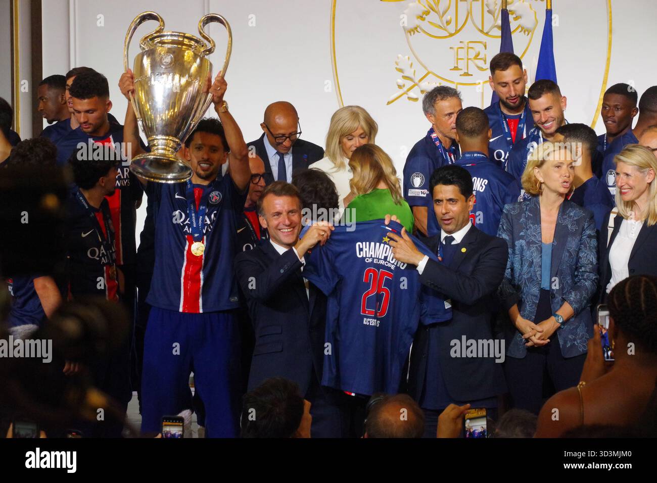 Le président français Emmanuel Macron accueille les joueurs et le personnel du PSG au Palais de l’Élysée après leur victoire en UEFA Champions League. Paris. 1er juin 2025. Banque D'Images
