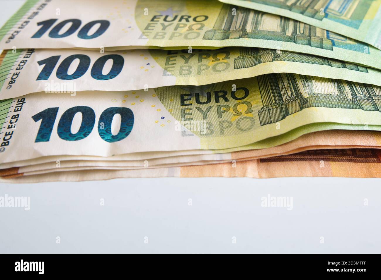 Pile de 100 billets en euros macro gros plan montrant le contexte monétaire et financier européen, le concept d'argent, d'investissement, d'épargne et d'econo d'affaires Banque D'Images