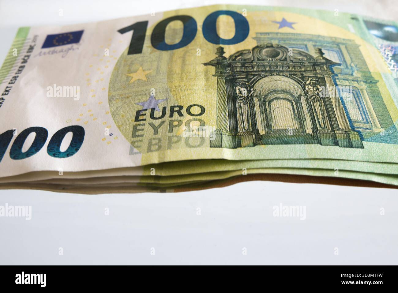 Pile de 100 billets en euros macro gros plan montrant le contexte monétaire et financier européen, le concept d'argent, d'investissement, d'épargne et d'econo d'affaires Banque D'Images