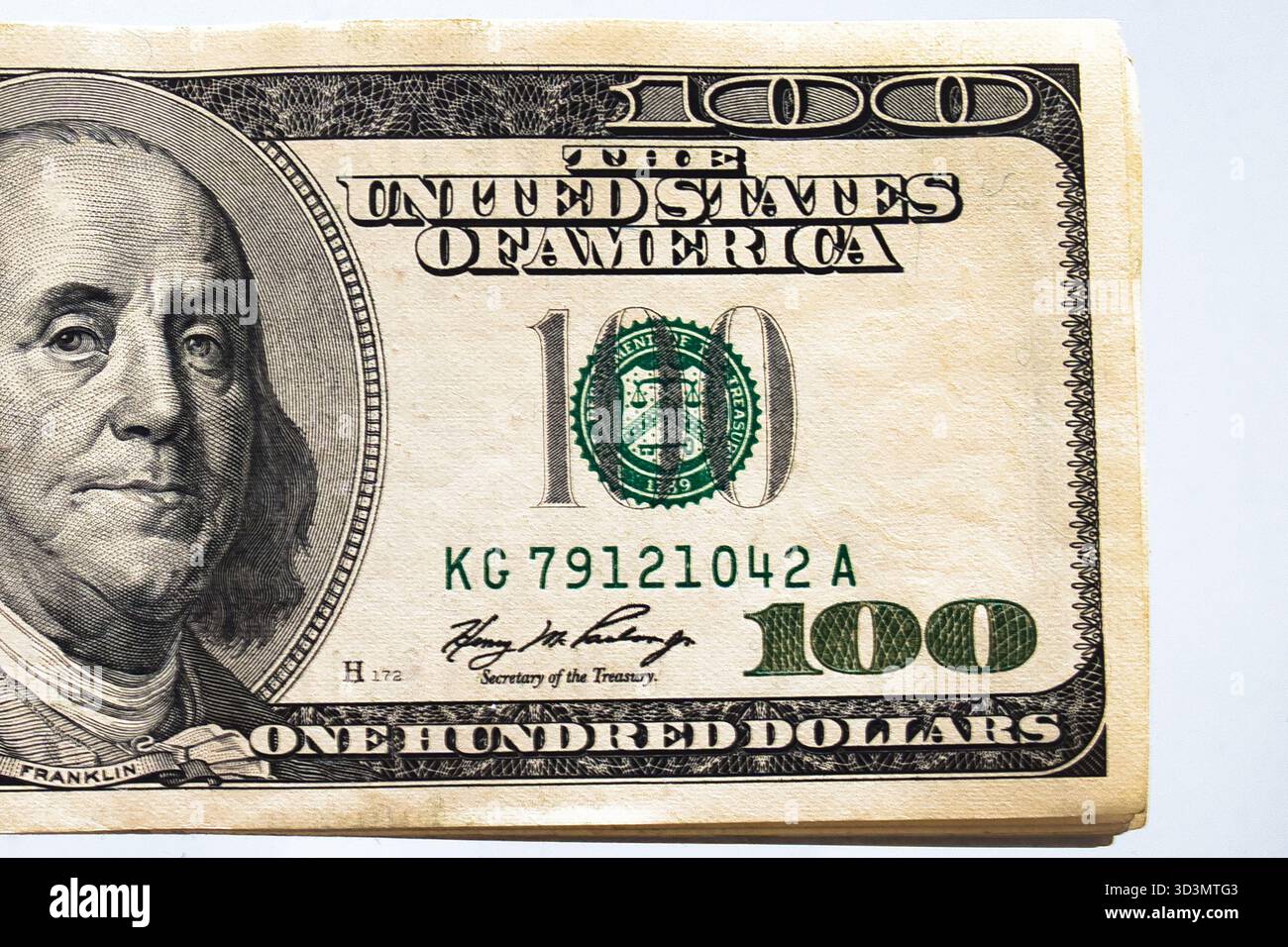 Une centaine de billets de banque US macro gros plan montrant le portrait de Benjamin Franklin et la texture détaillée de la monnaie américaine, concept de finance, Invest Banque D'Images