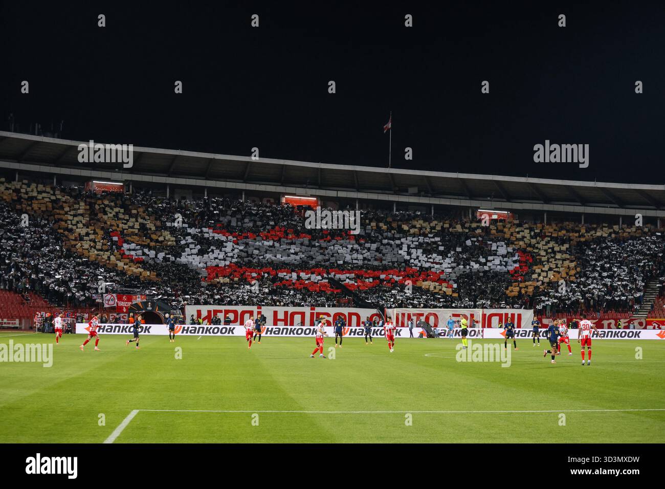 Belgrade, Serbie. 6 novembre 2025.chorégraphie des fans de Red Star sur le match de football de l'UEFA Europa League entre Crvena Zvezda - LOSC Lille. Banque D'Images